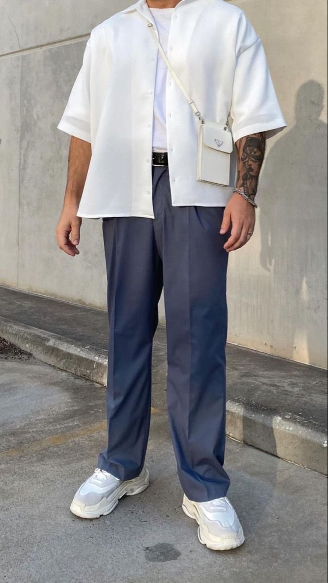 Camisa blanca oversize con pantalón azul grisáceo