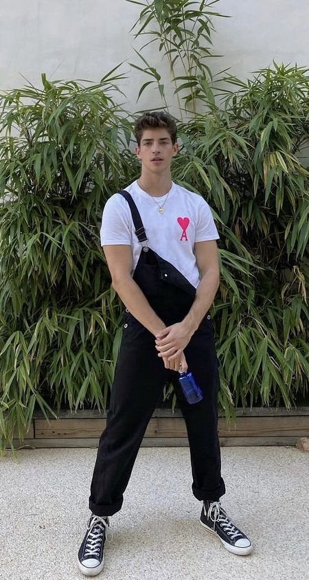 Camiseta blanca con pantalón negro y riñonera cruzada