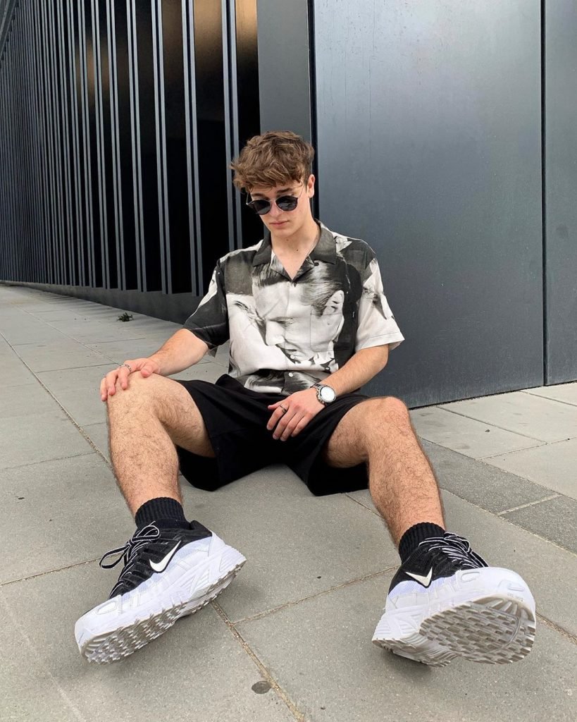 Camisa estampada con short negro