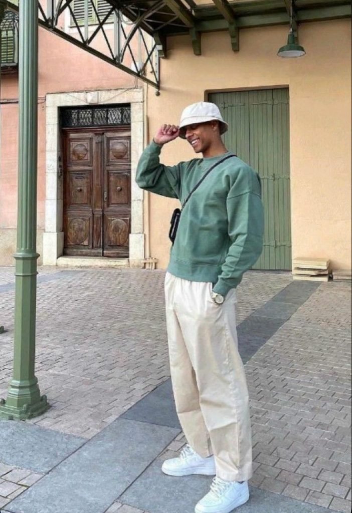 Sudadera verde con pantalón crema ancho