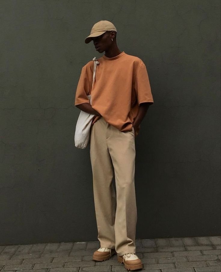 Camiseta terracota con pantalón beige y gorra