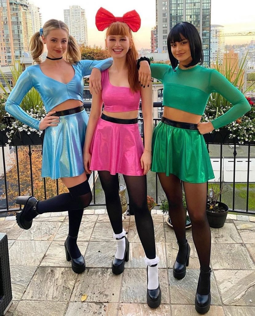 Tres chicas disfrazadas de las Supernenas