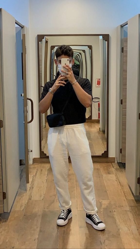 Polo negro con pantalón crema