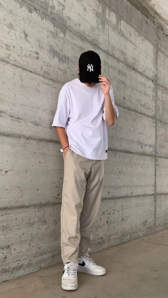 Camiseta lila con pantalón beige ancho