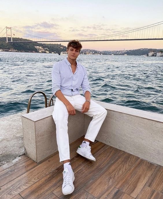 Camisa lila con pantalón blanco