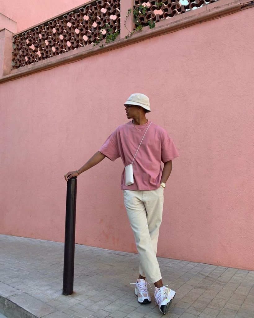 Camiseta rosa con pantalón crema y gorro bucket
