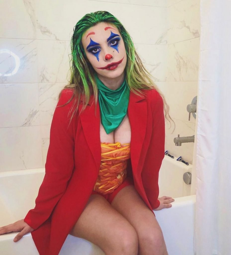 Disfraz del Joker con maquillaje y chaqueta roja