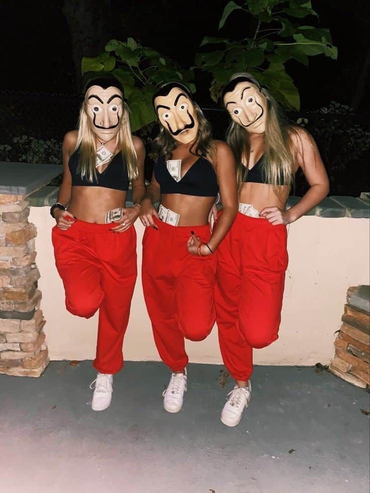 Tres chicas disfrazadas de La Casa de Papel