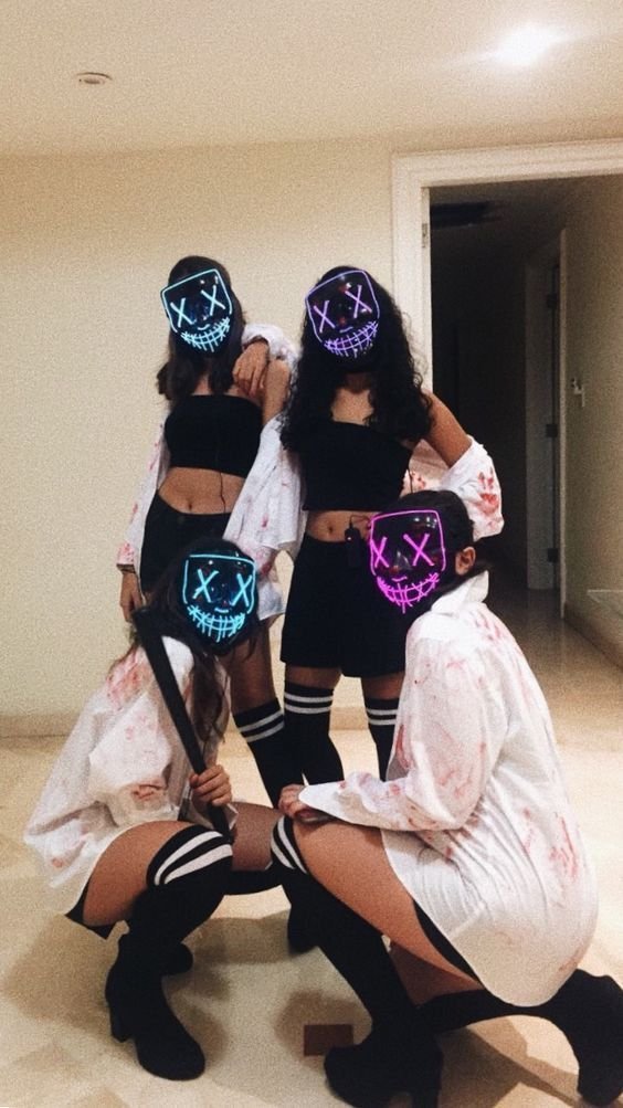 Grupo con máscaras luminosas de La Purga