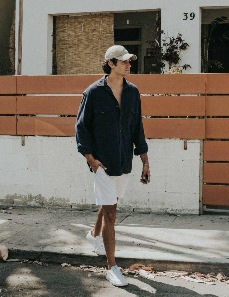 Camisa verde oscuro oversize con pantalón crema
