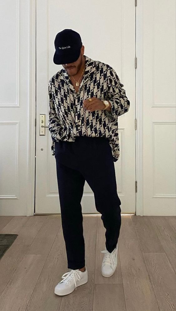 Camisa estampada con pantalón negro y tenis blancos