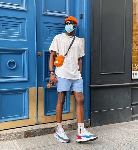 Camiseta blanca con short azul claro y riñonera naranja