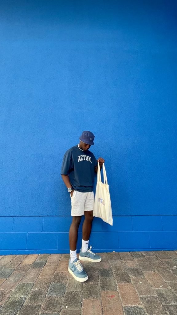 Camiseta azul marino con short blanco y bolsa de tela