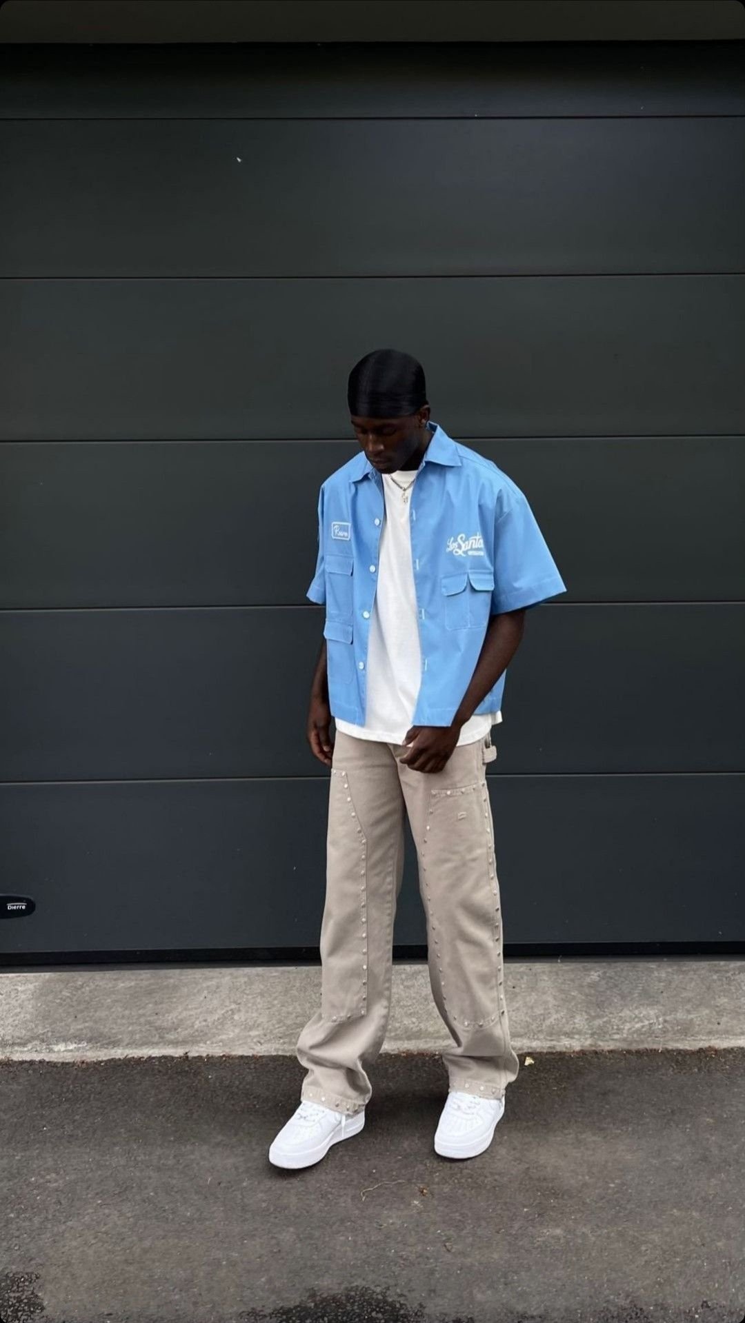 Camisa azul claro con pantalón beige