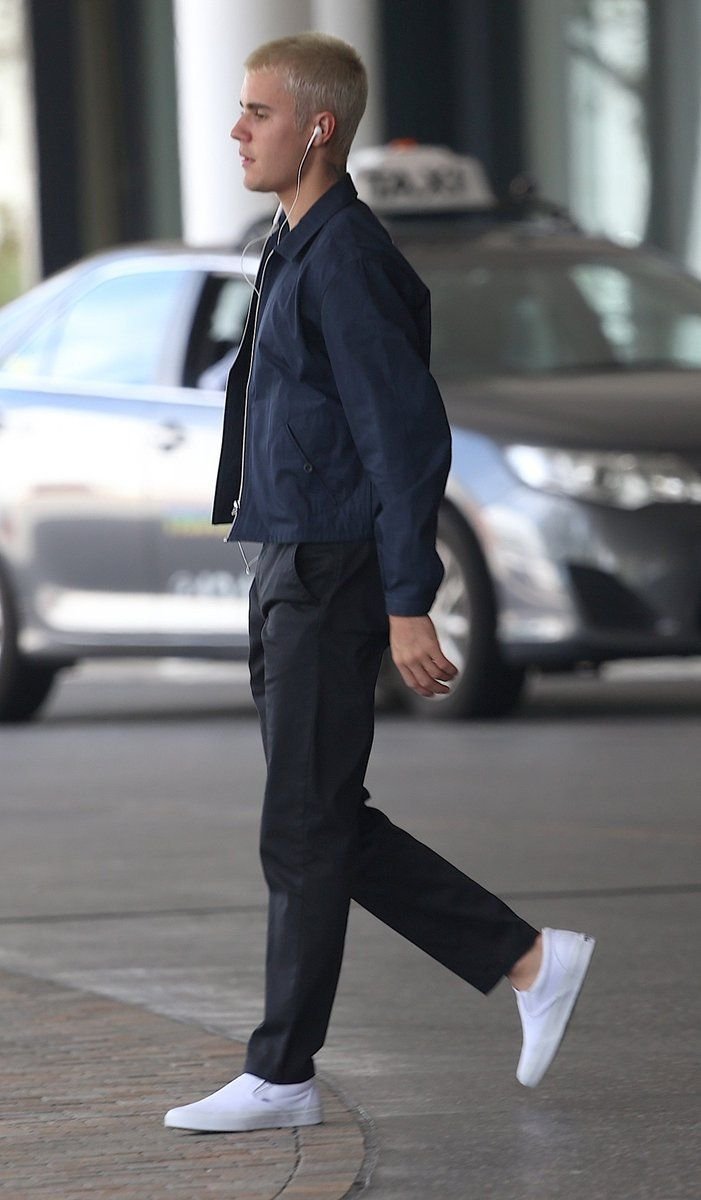 Chaqueta y pantalón negros con tenis blancos