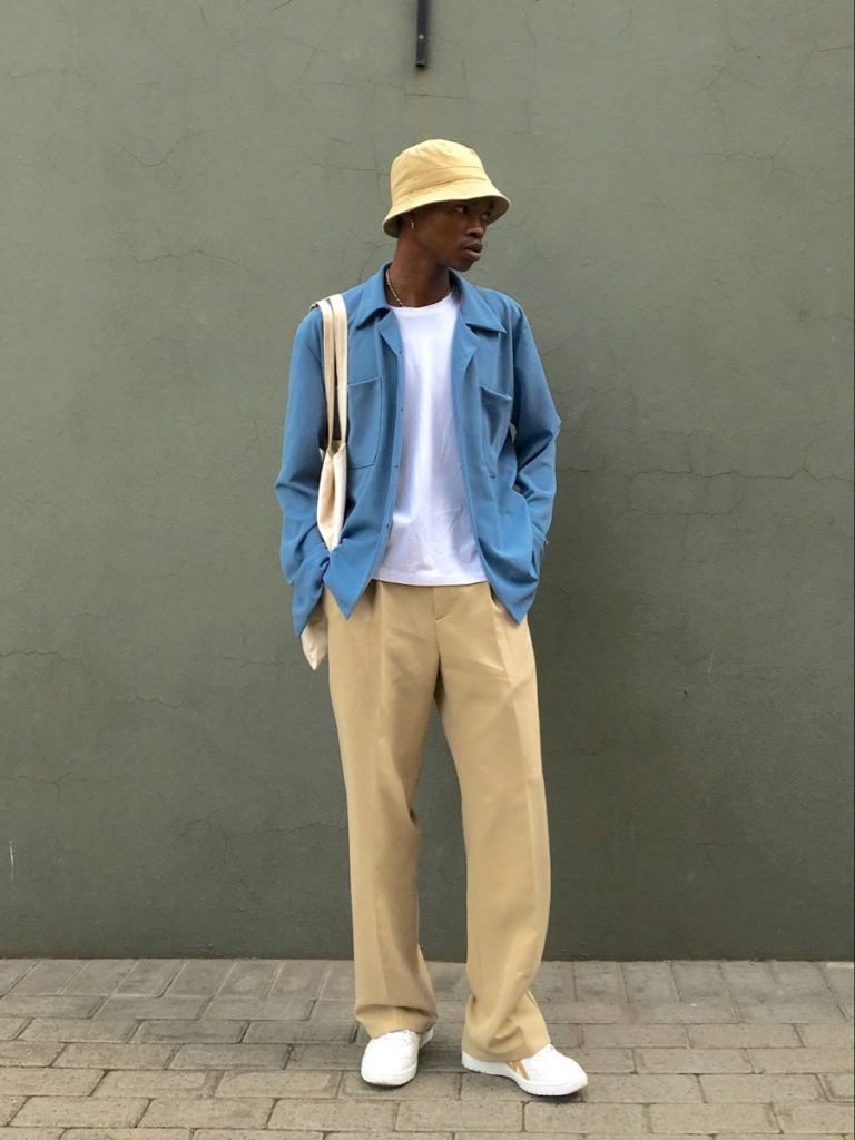 Camisa azul sobre camiseta blanca con pantalón beige ancho