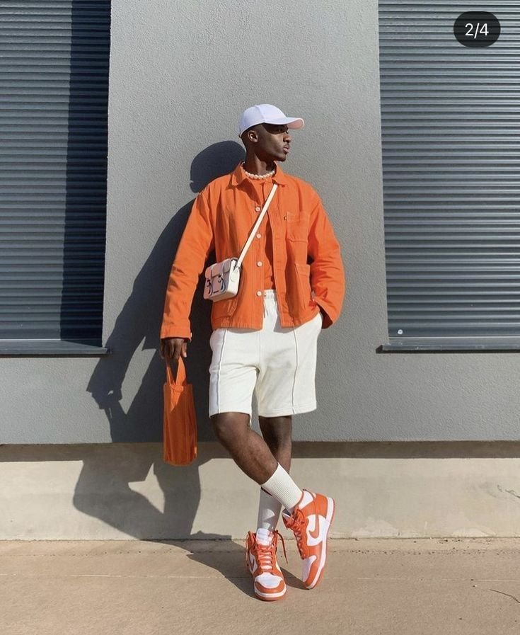Camisa naranja con short blanco y tenis a juego