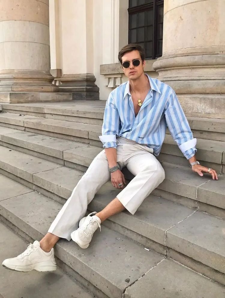 Camisa de rayas azul con pantalón blanco