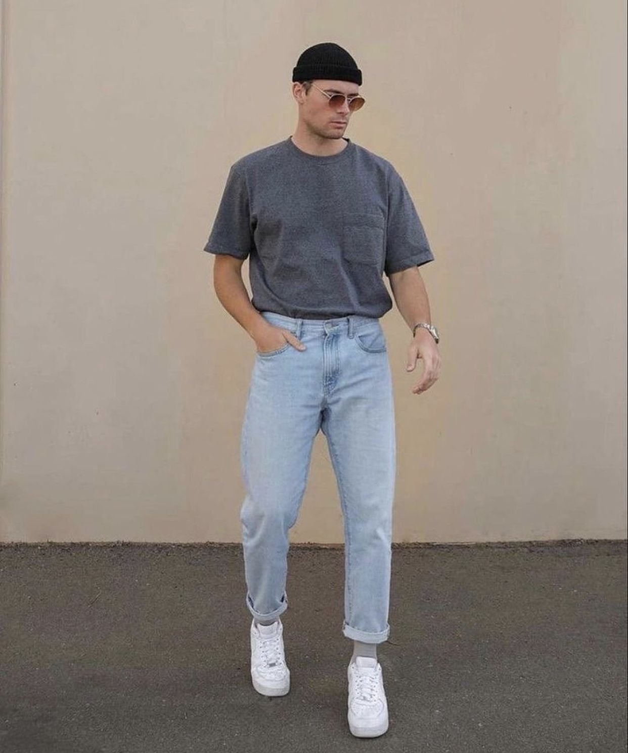 Camiseta gris oversize con jeans claros