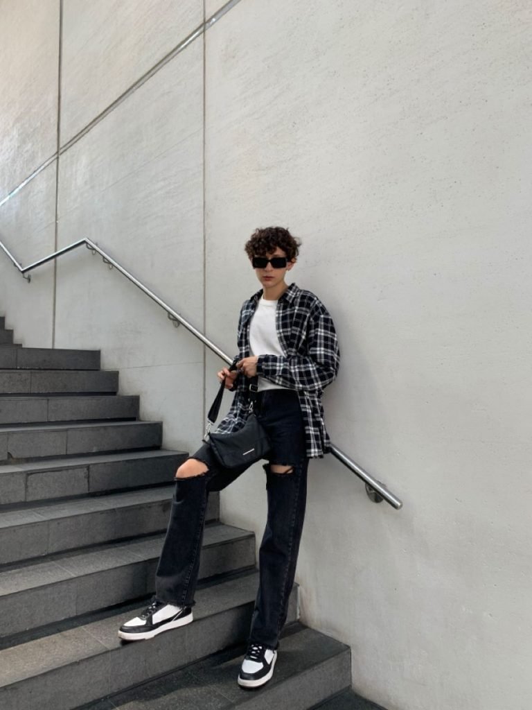 Camisa de cuadros con jeans negros rotos