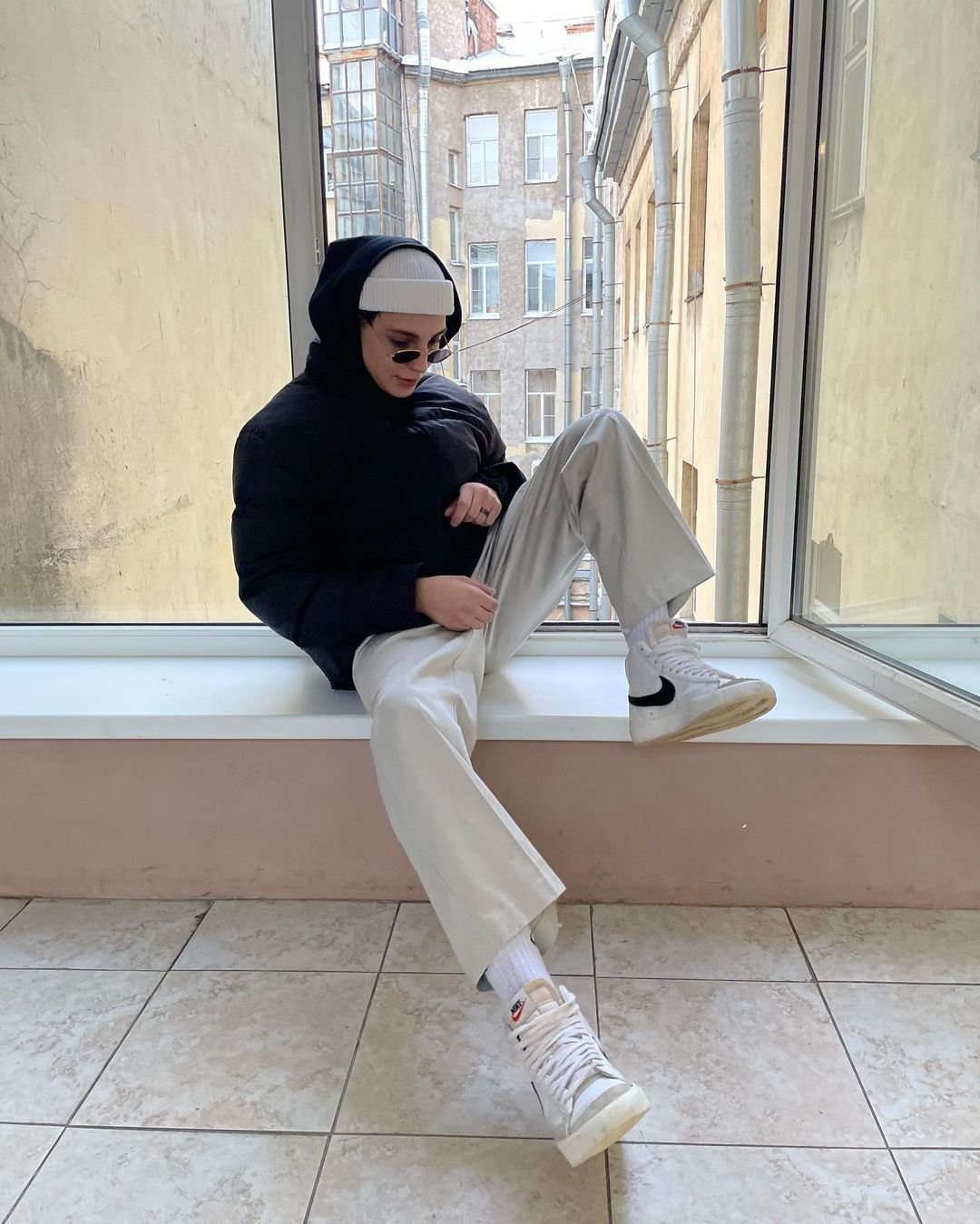Sudadera con capucha negra y pantalón crema