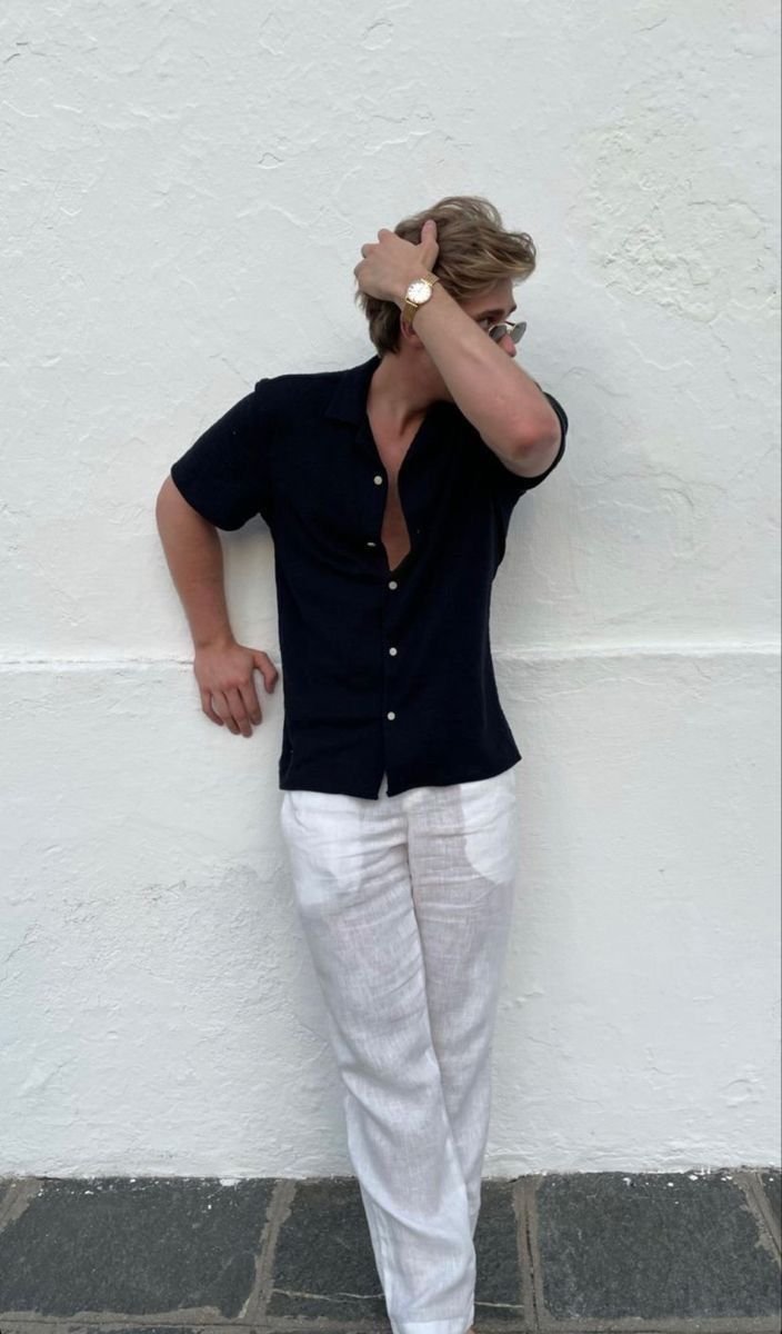 Camisa negra con pantalón blanco