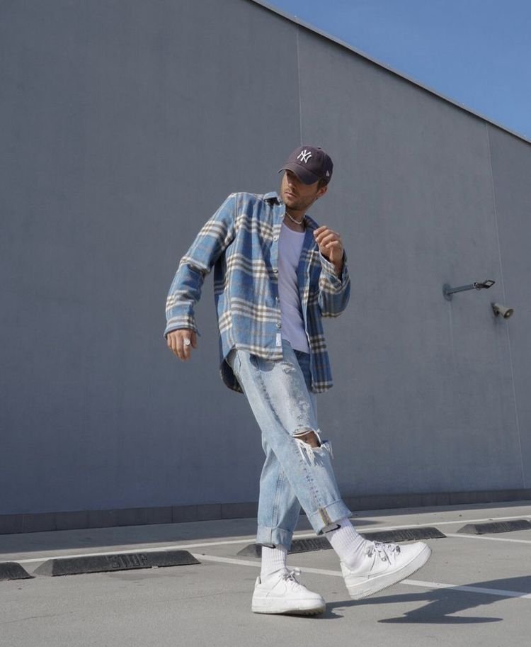 Camisa de cuadros con jeans claros rotos
