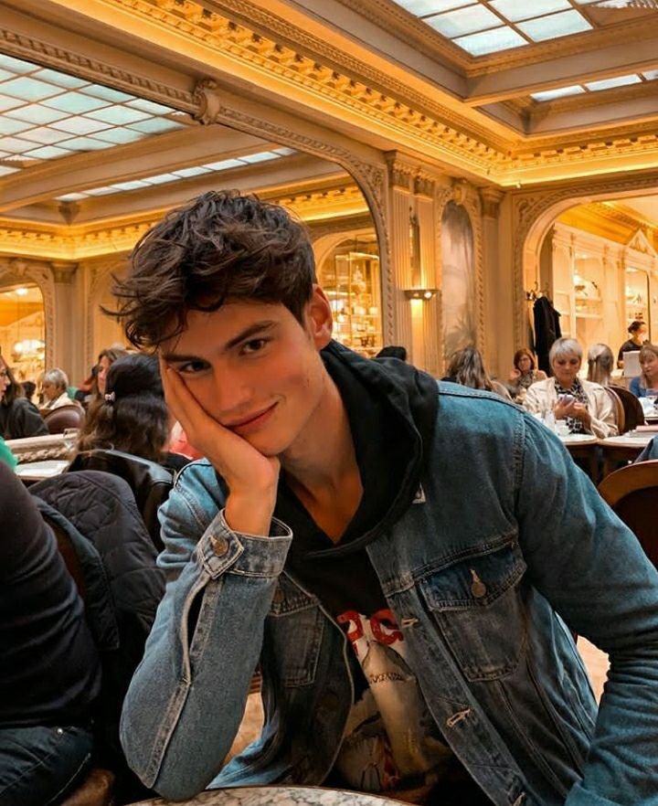 Chico en un café con chaqueta vaquera