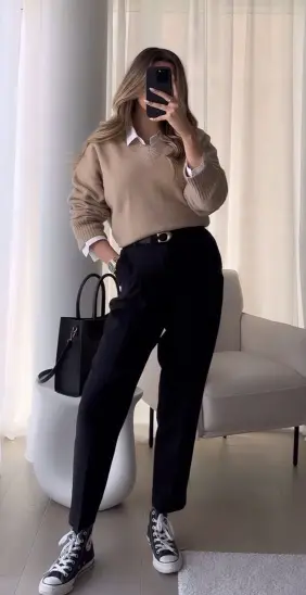 Jersey beige con pantalón negro y zapatillas de lona