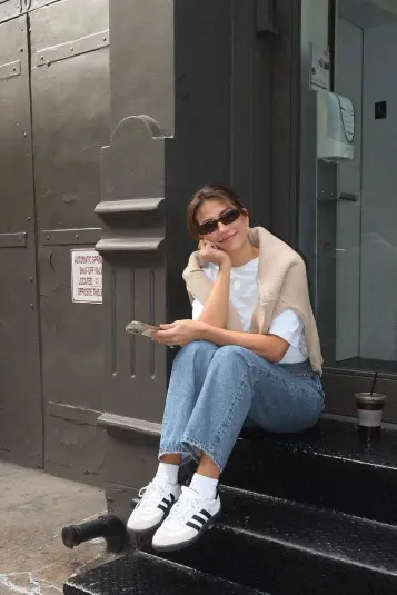 Camisa blanca con jeans claros y tenis blancos