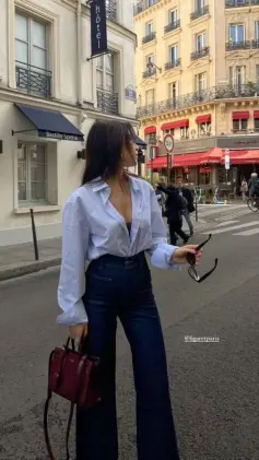 Camisa azul claro con jeans oscuros anchos