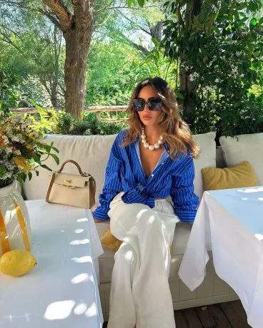 Camisa azul de rayas con pantalón blanco ancho