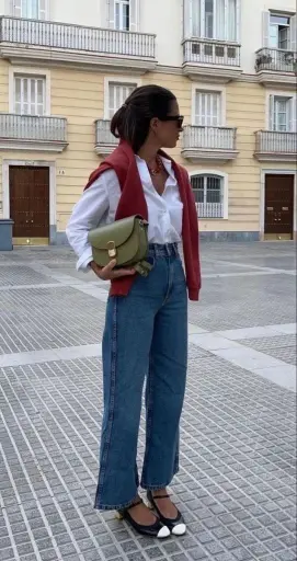 Camisa blanca con chaleco rojo y jeans claros