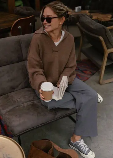 Jersey marrón con pantalón gris