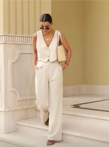 Conjunto crema de chaleco y pantalón ancho