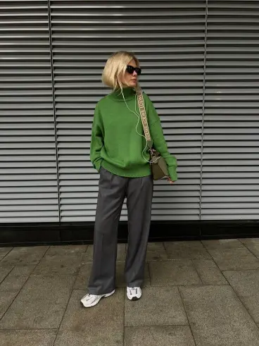 Jersey verde con pantalón gris ancho