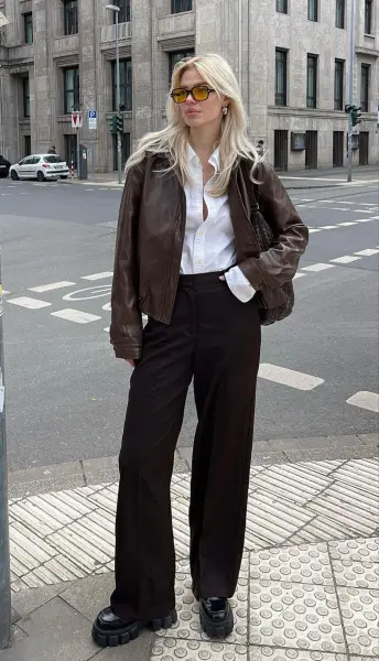 Chaqueta de cuero marrón con camisa blanca y pantalón chocolate