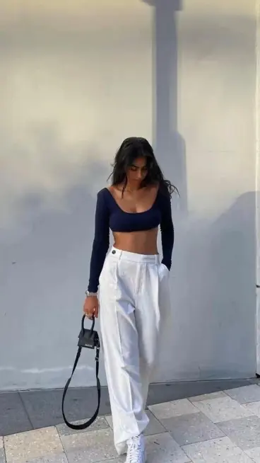 Top azul marino con pantalón blanco ancho