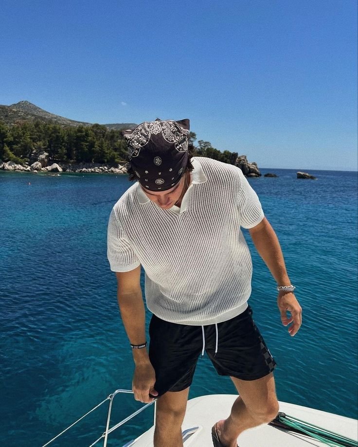 Chico de pie en la proa de un barco