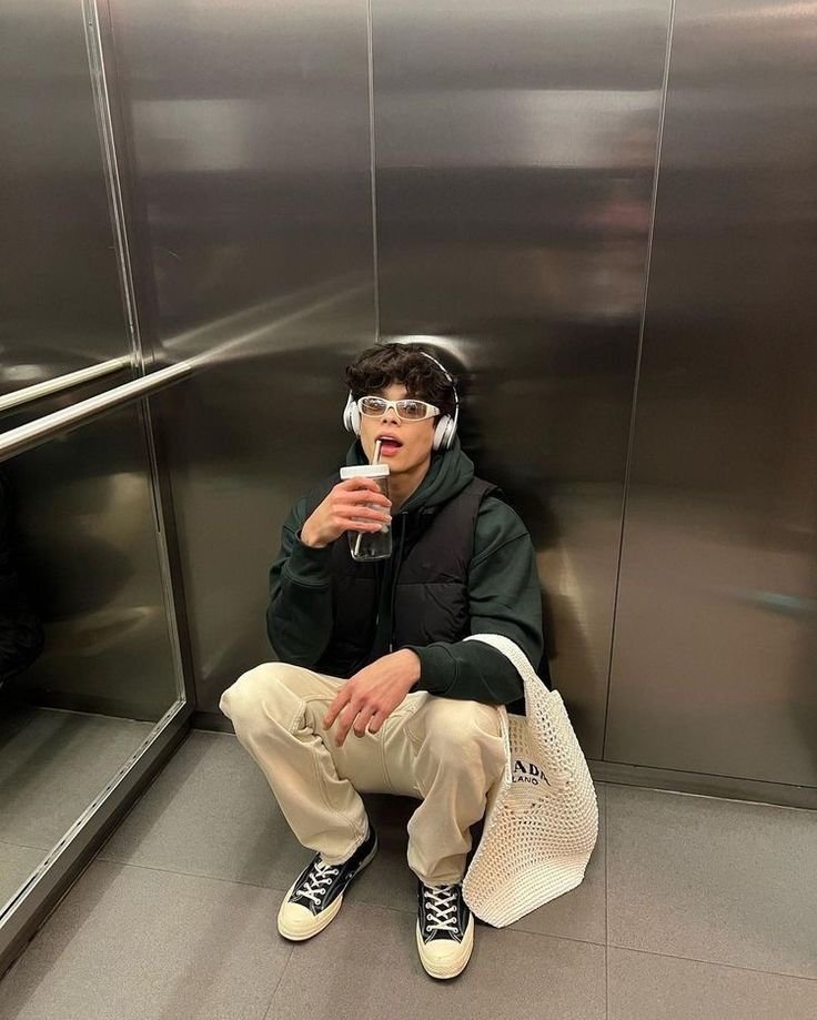 Chico sentado en el suelo de un ascensor