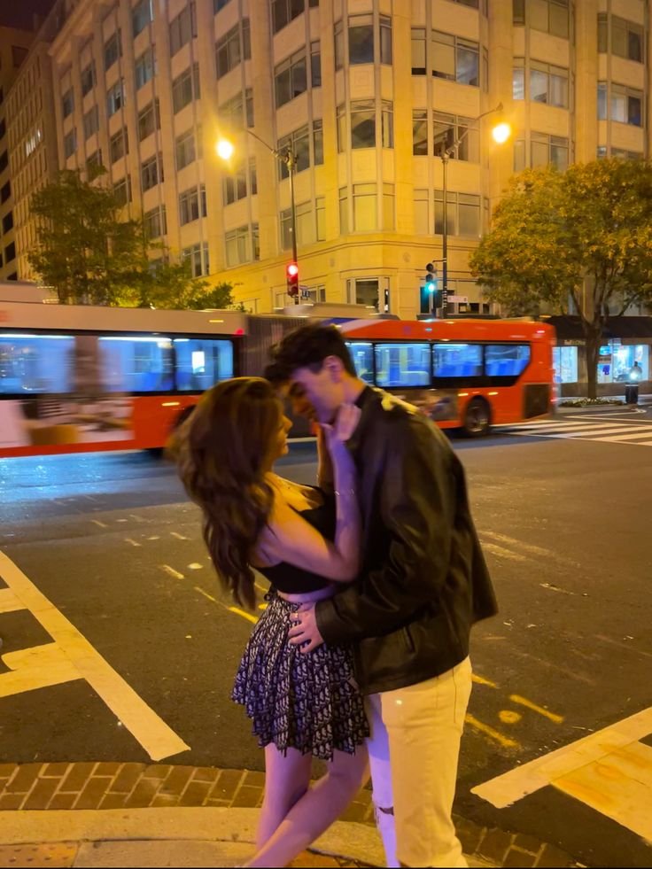 Pareja besándose en una calle de ciudad de noche