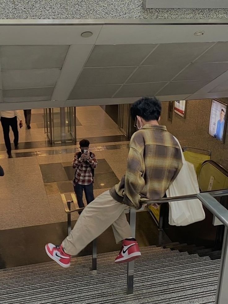 Chico bajando unas escaleras