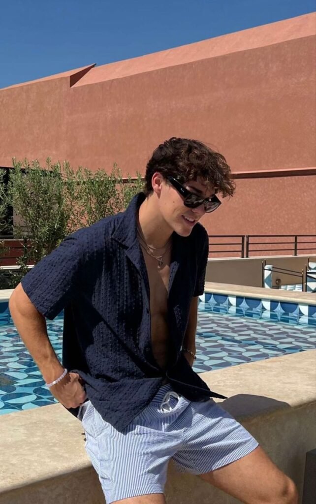 Chico apoyado junto a una piscina