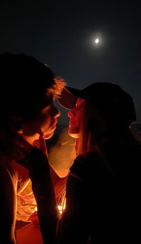 Pareja a contraluz de noche con la luz de una vela