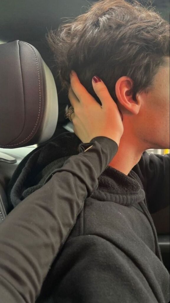 Chica tocándole el pelo a su novio dentro del coche