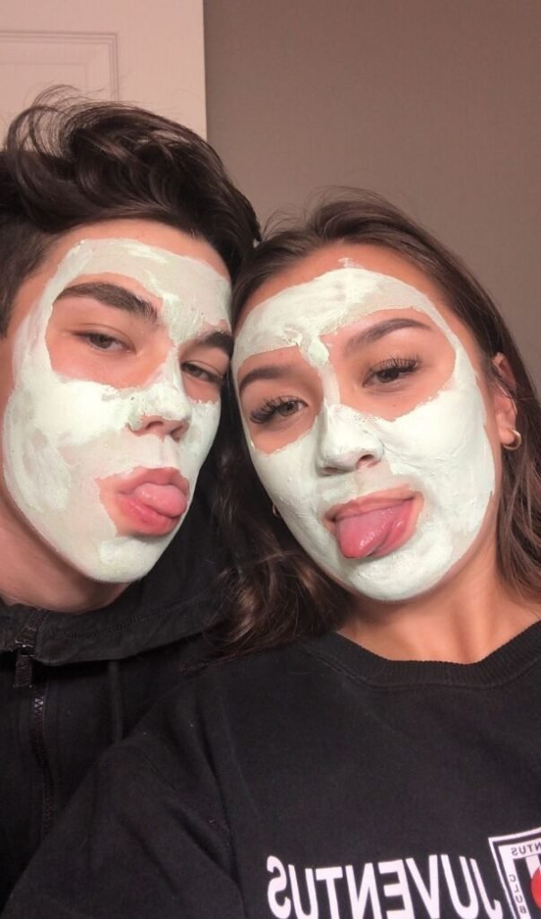 Pareja con mascarilla facial sacando la lengua