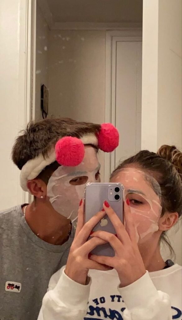 Selfie de pareja en el espejo con diademas de spa