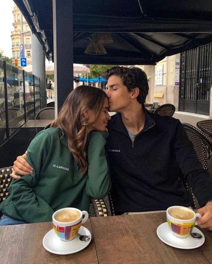 Pareja en una terraza con dos tazas de café