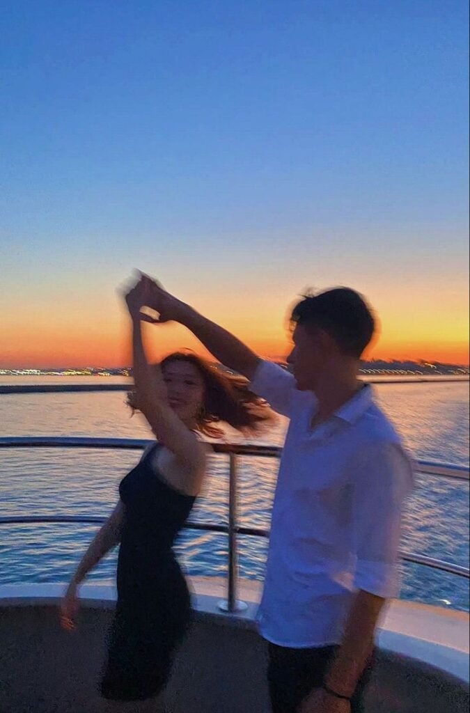 Pareja en la cubierta de un barco al atardecer