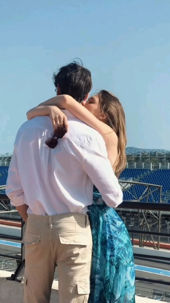 Pareja abrazada mirando el río desde un puente
